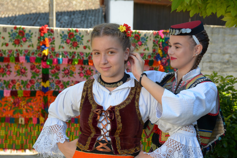 Žensko tradicijsko češljanje i izrada oglavlja Hrvatica u regiji