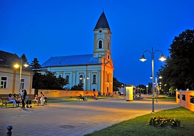 trg ispred crkve mauricija-m