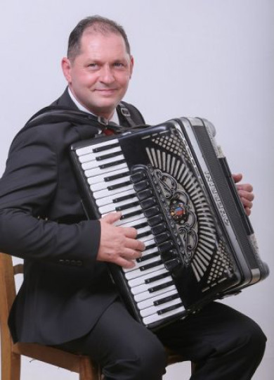 Tomislav Vukov, glavni vokal i harmonikaš subotičkog ansambla Hajo - intervju